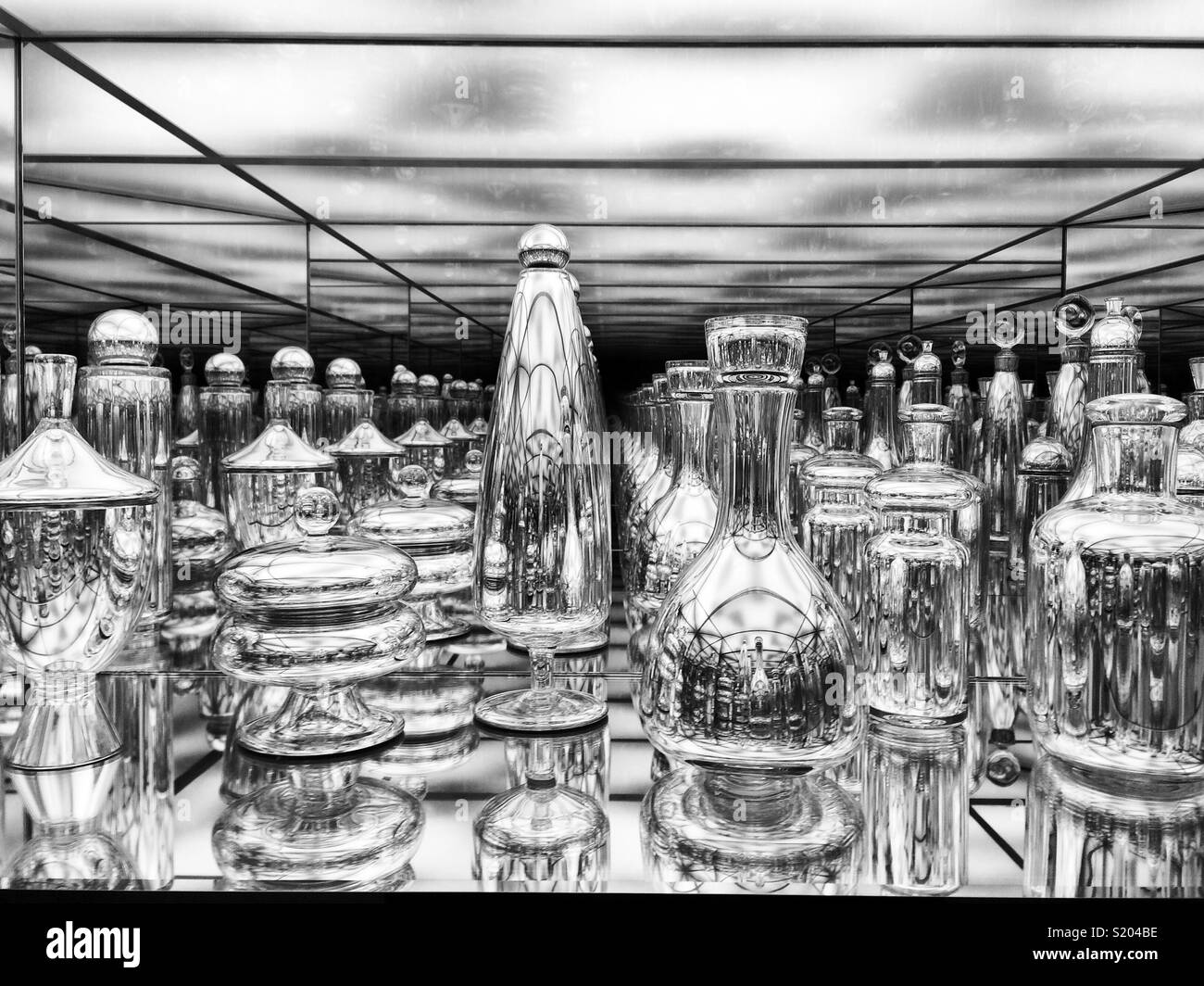 Schwarz und weiß Detail von Josiah McElheny's "endlos wiederholenden Zwanzigsten Jahrhunderts Modernismus", Museum der Bildenden Künste, Boston, Massachusetts - Smartphone-aufgenommenes Stockfoto