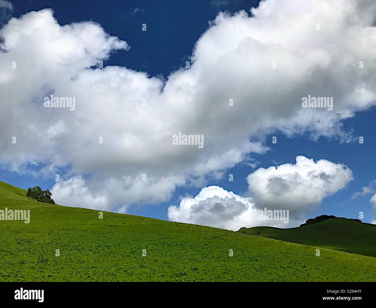 Wolken über grüne Alpenvorland Stockfoto