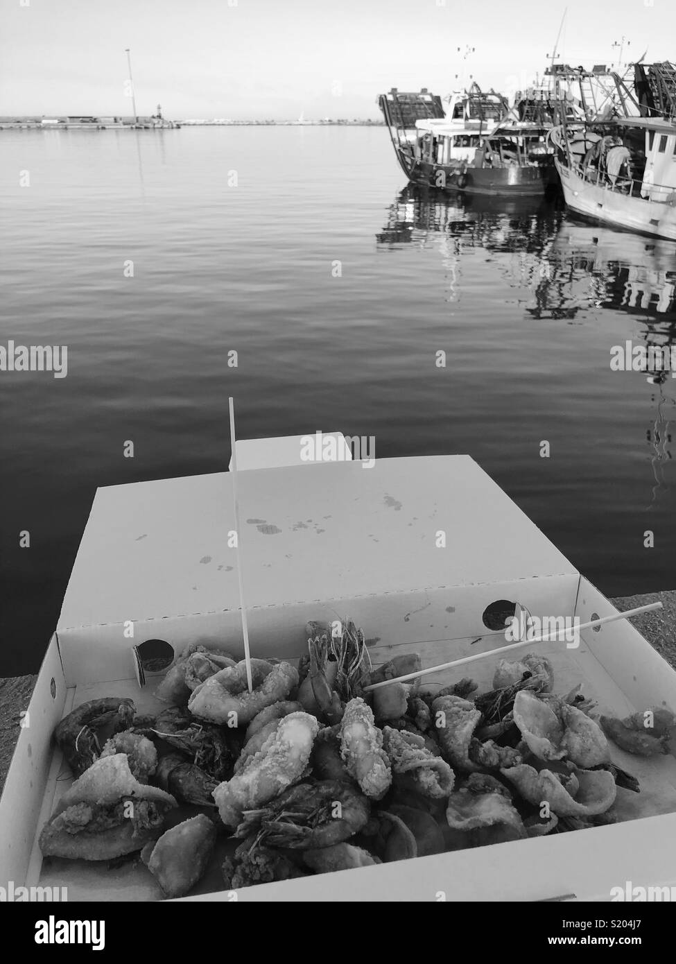 Gebratener Fisch Snack am Hafen Stockfoto