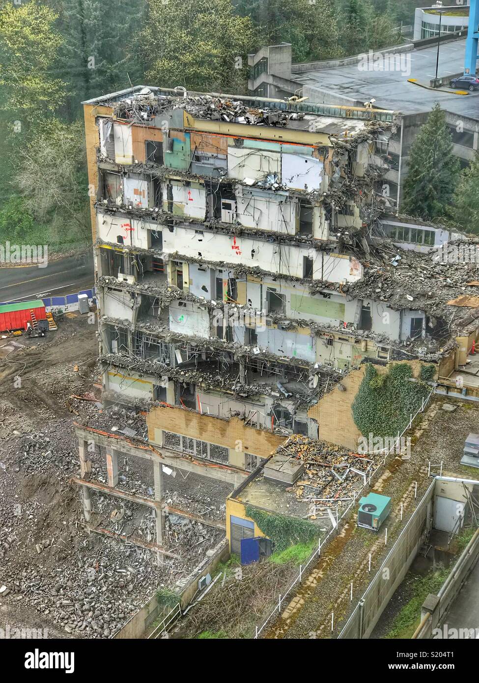 Das Herunterreißen und alte Gebäude an der Augenklinik in Portland Oregon gesehen von der Straßenbahn Stockfoto