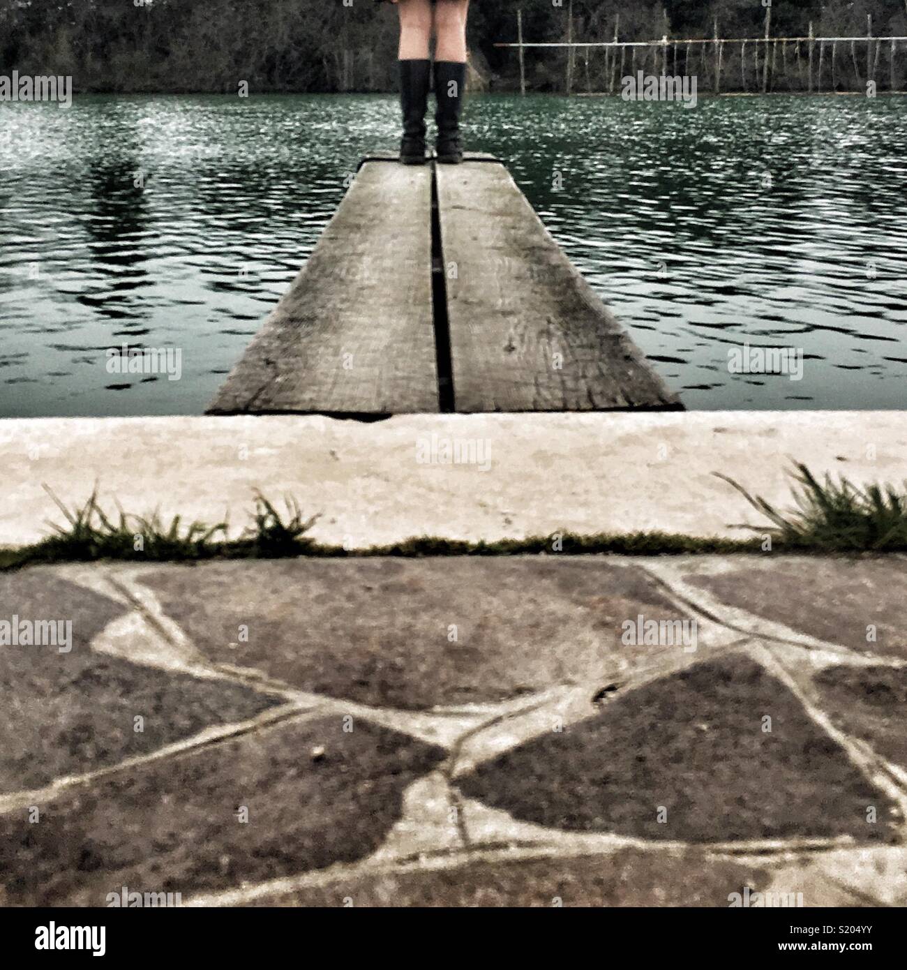 Stehen am Rand einer Anlegestelle - Smartphone-aufgenommenes Stockfoto