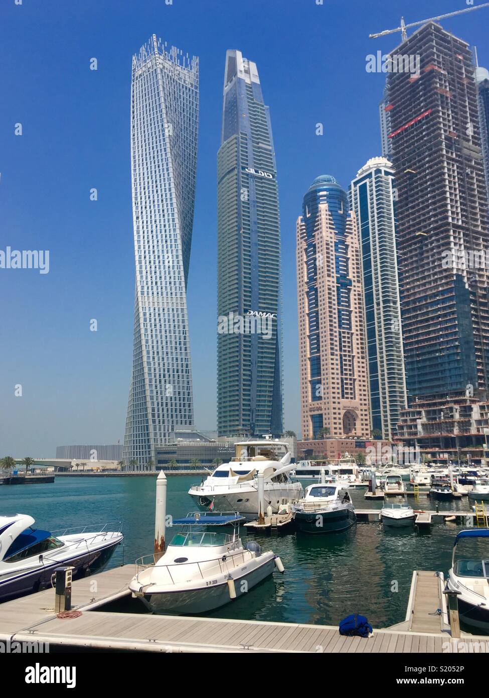 Dubai Marina mit Cayan Turm in V.A.E. Stockfoto