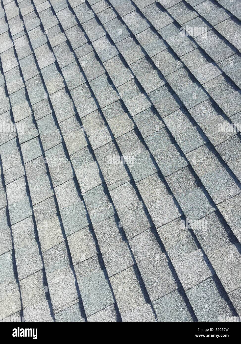 Neue energieeffiziente Asphalt Dachschindeln auf Wohn- Haus in Kalifornien Stockfoto