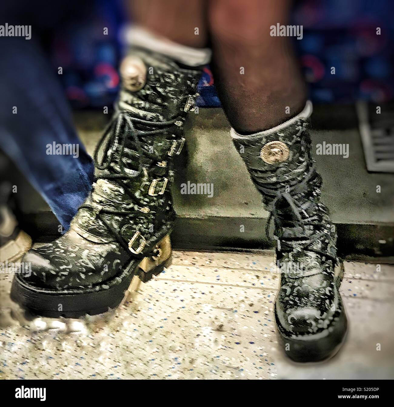Punk black Mode Stiefel von einer jungen Dame auf die Londoner U-Bahn abgenutzt Stockfoto