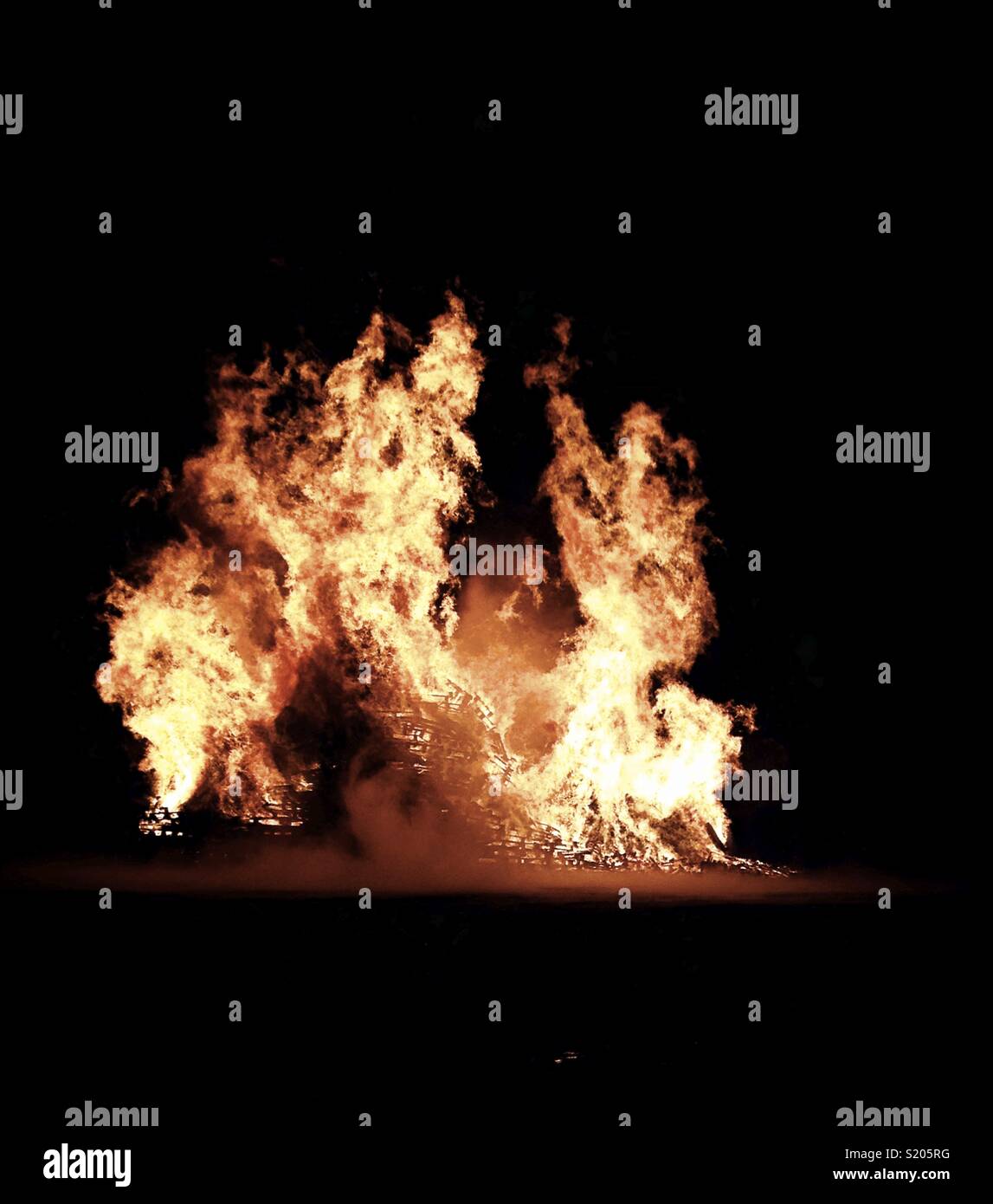 Bonfire von Sant'Antonio die Flammen in fantastischen Formen erweitern Stockfoto