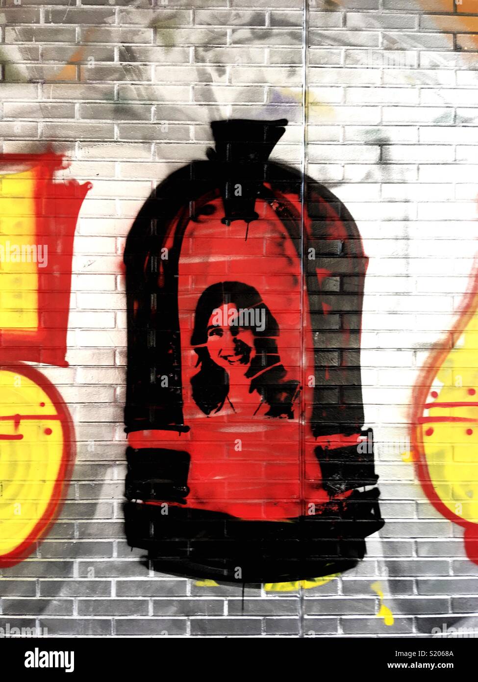 Graffiti von Face ist ein Mädchen in einem Plastikbeutel Stockfoto