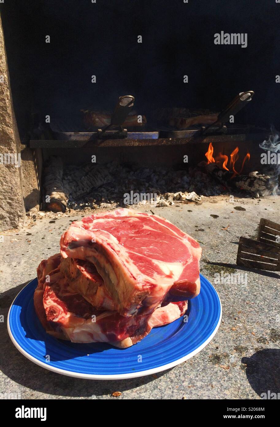 Fiorentina Steaks vom Grill bereit zu sein - Smartphone-aufgenommenes Stockfoto