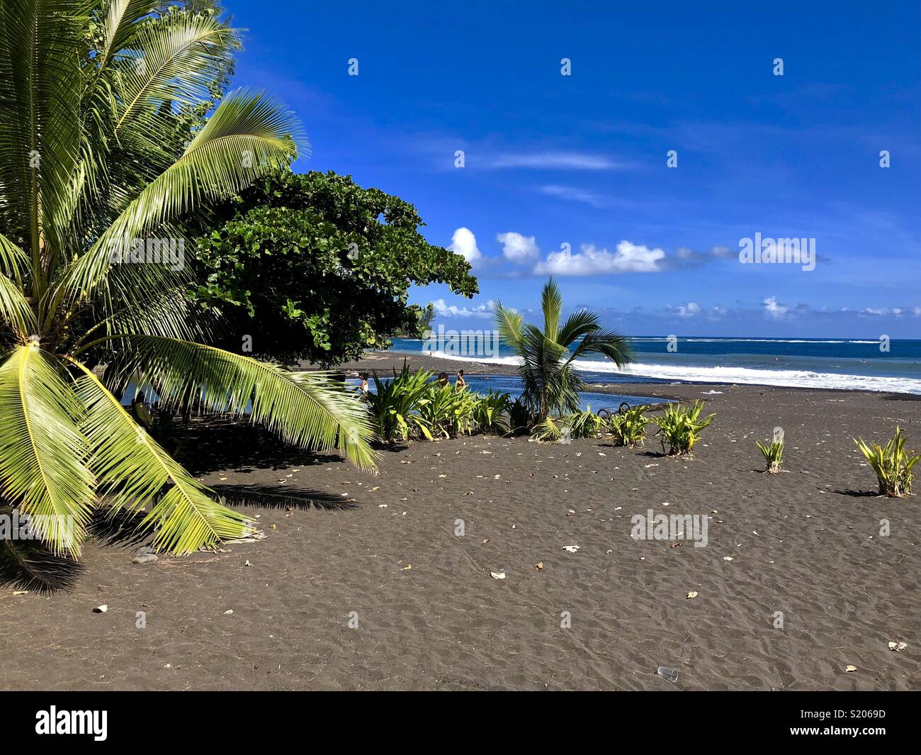 Schwarzen vulkanischen Sand bei Taharu'u Beach in der Nähe von Papara, Tahiti, Polynesien Inseln, Pazifik Stockfoto