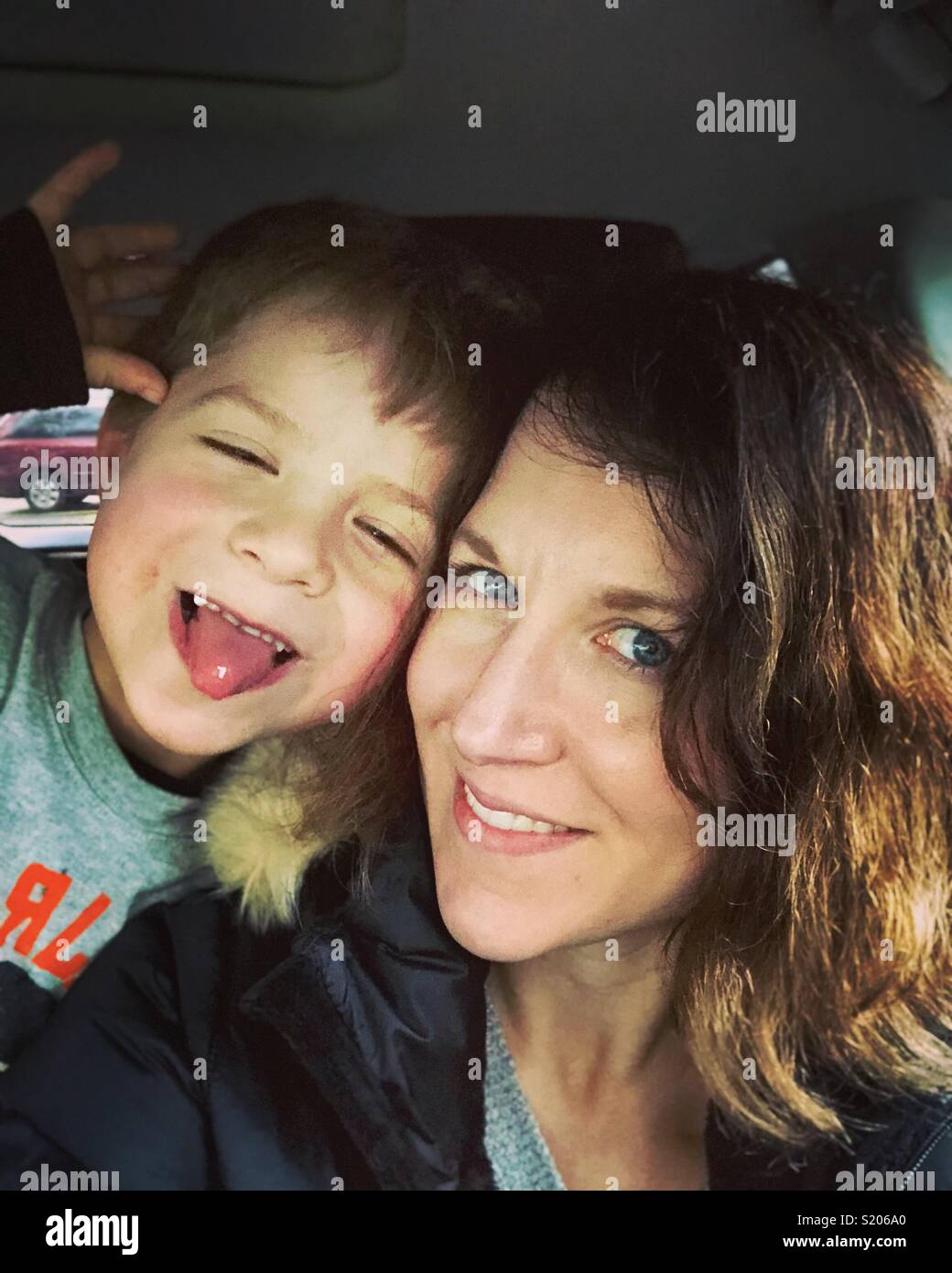 Dumme selfie von Mutter und Sohn Stockfoto