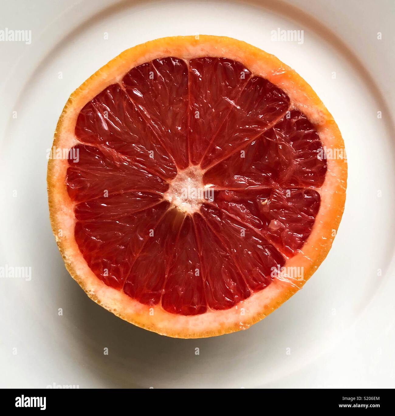 Eine Halbe Grapefruit - Smartphone-aufgenommenes Stockfoto