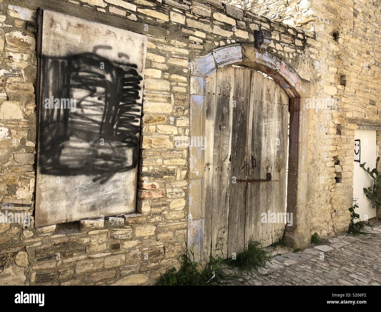 Ein altes Haus mit hölzernen Tür und geschlossene Fenster in Lefkara auf Zypern Stockfoto