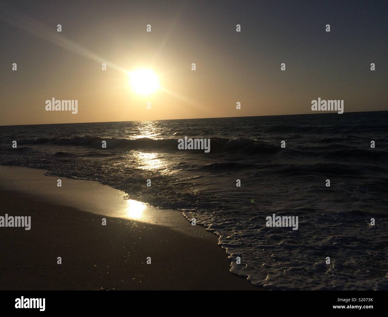 Sonnenuntergang über dem Mittelmeer, Nordküste, Alexandria, Ägypten. - Smartphone-aufgenommenes Stockfoto