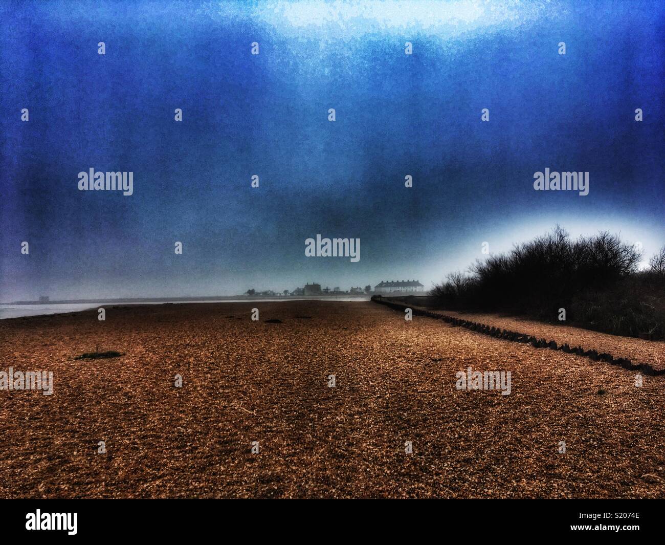 Bawdsey Fähre Blick nach Süden über den Fluß Deben nach Felixstowe Ferry, Suffolk, England. - Smartphone-aufgenommenes Stockfoto
