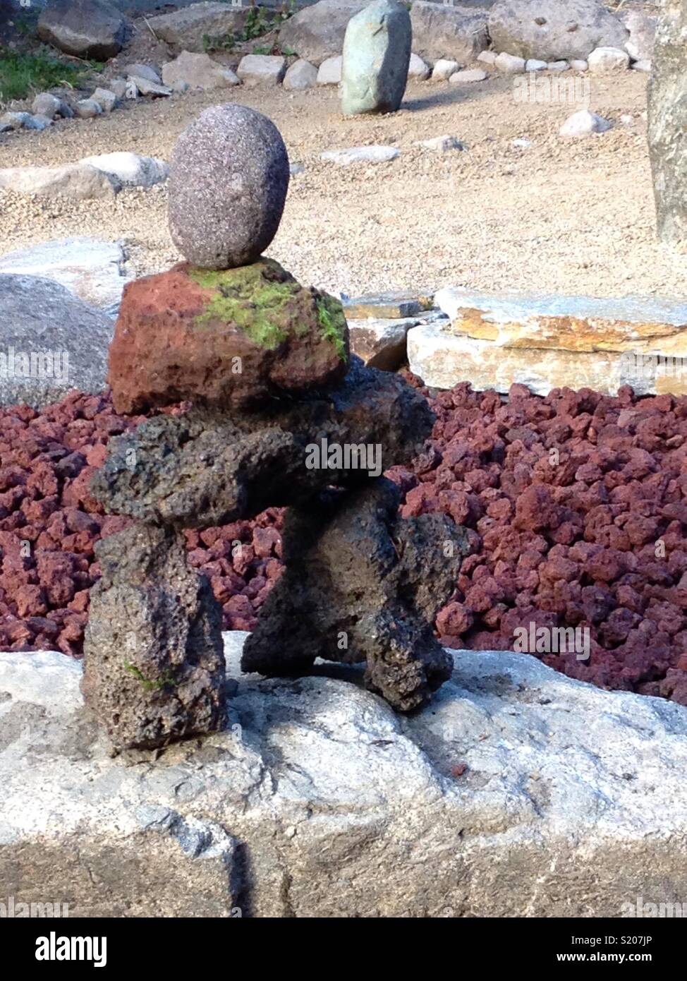 Lavagestein in einem Steingarten als Feature gestapelt Stockfoto