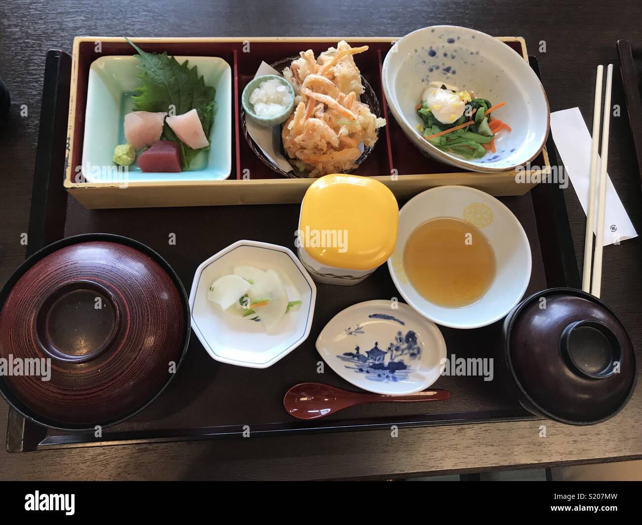 Traditionelle japanische Speisen. Tempura, Fisch, Miso Suppe, Reis, Rettich, eingelegtes Gemüse. Stockfoto