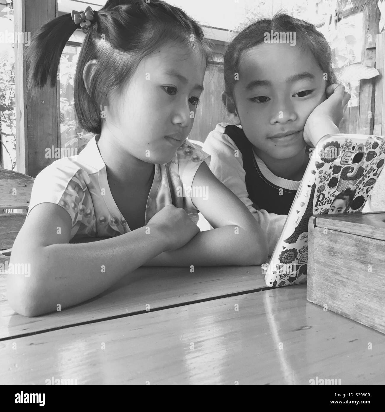 Kinder und Handy, Thailand Stockfoto