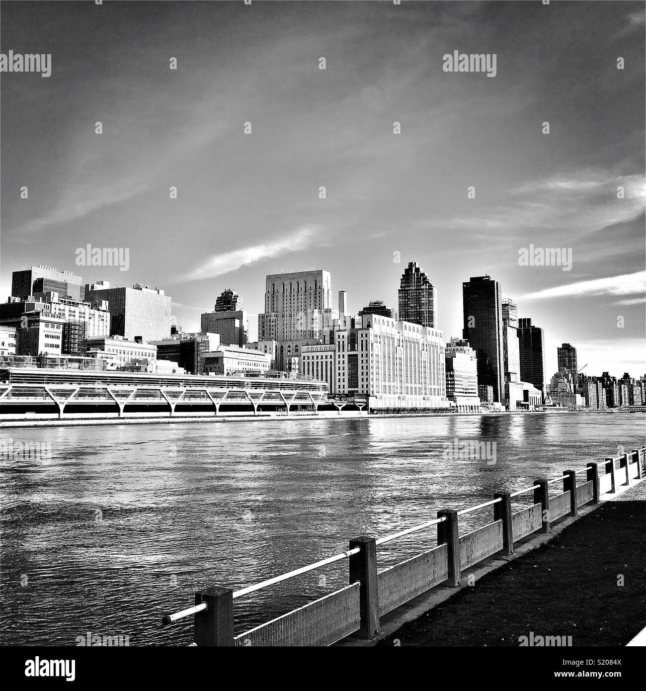 Manhattan Blick von Roosevelt Island Stockfoto