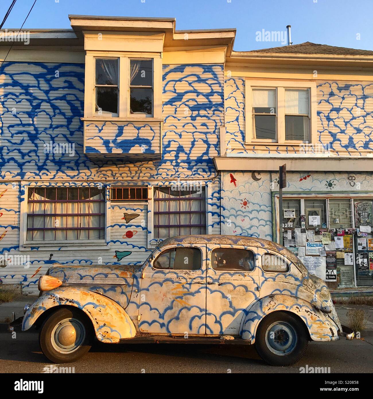 Ein Auto vor einem Haus mit passender Farbe geparkt Stockfoto