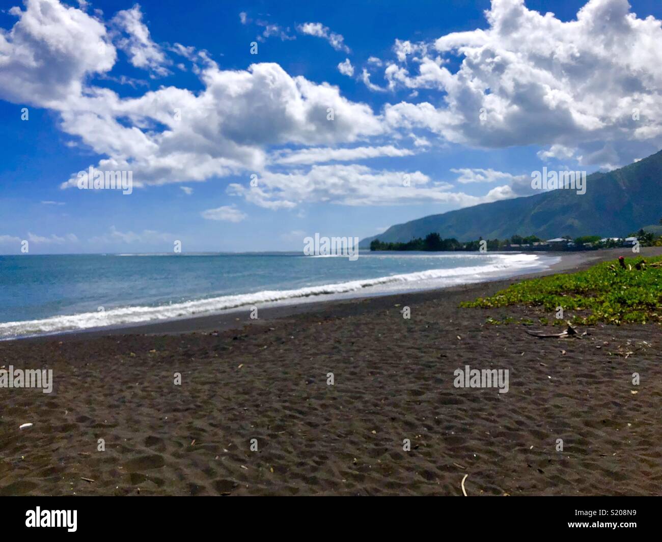 Schwarzen vulkanischen Sand bei Taharu'u Beach, öffentlichen Strand in der Nähe von Papara, Tahiti, Französisch-Polynesien, Gesellschaft Inseln, Südpazifik Stockfoto
