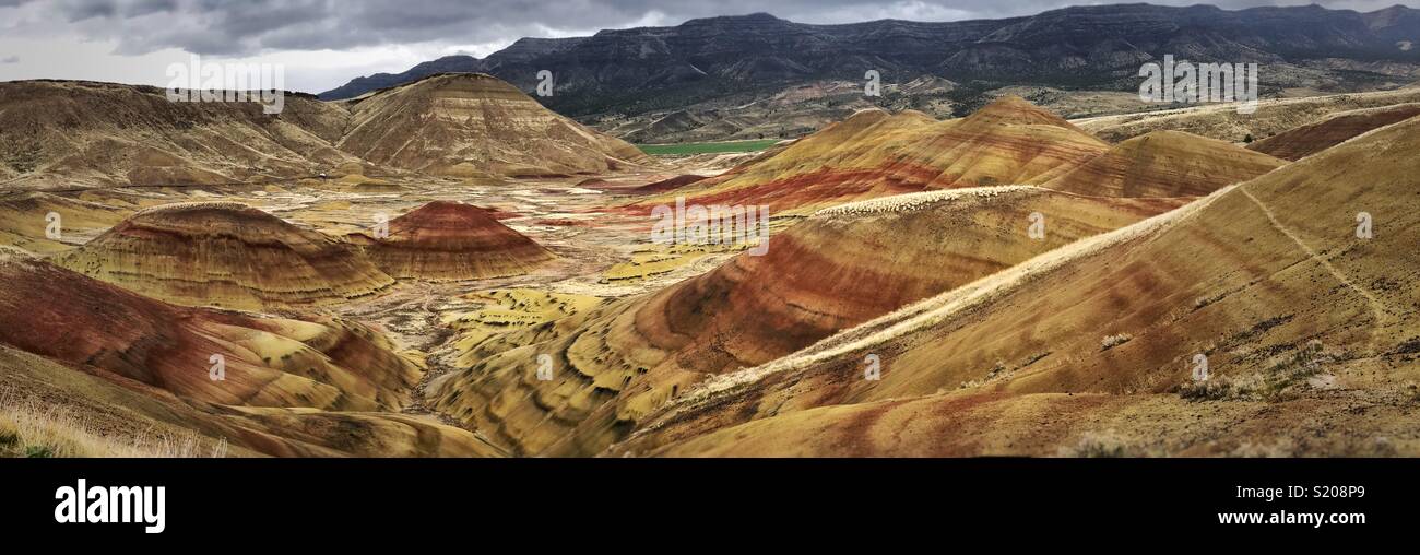 Panoramablick auf Painted Hills, im Nordwesten Usa, einer der drei Einheiten der John Day Fossil Beds National Monument, im Wheeler County, Oregon Stockfoto