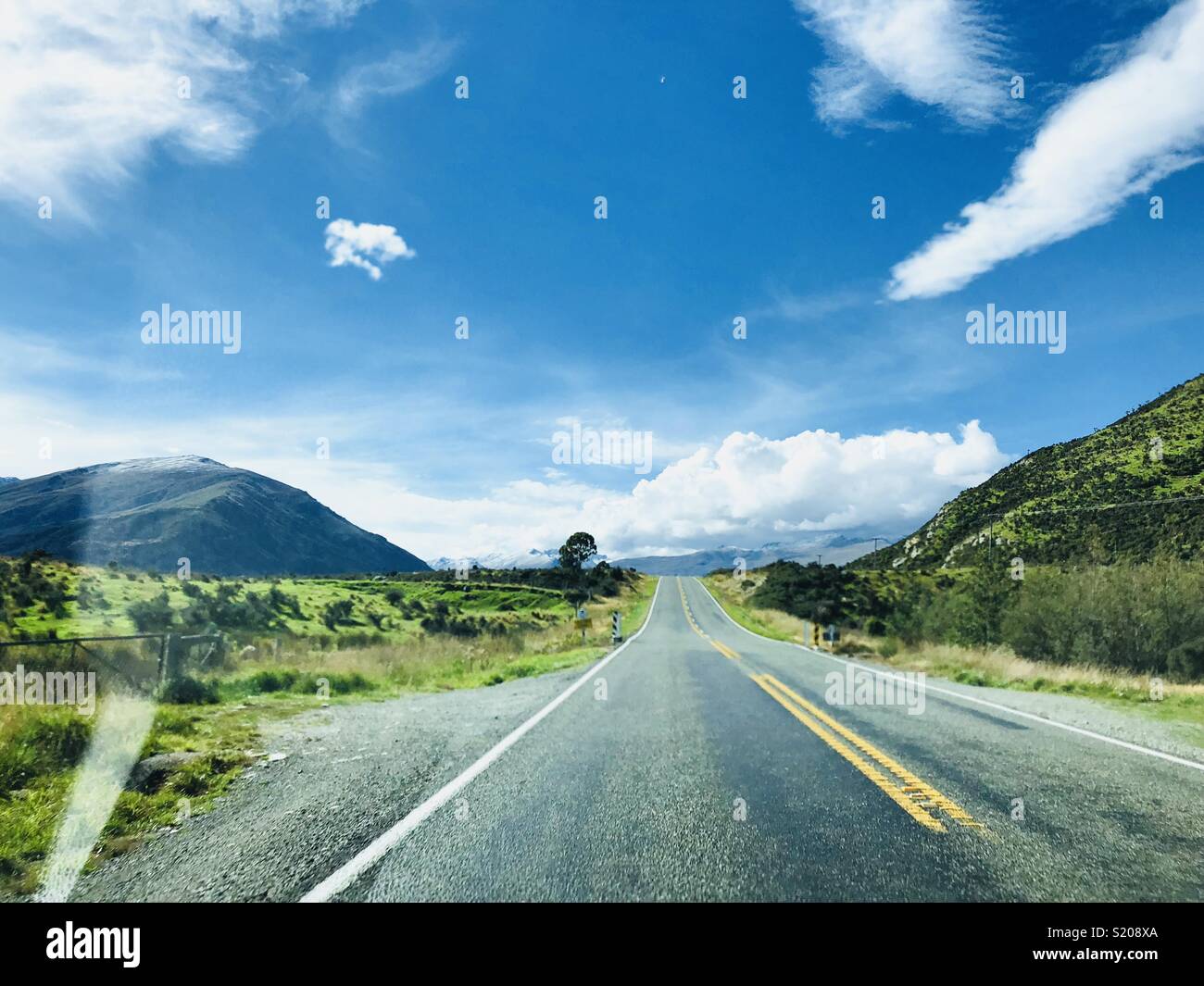 Endlose Straße, auf dem Weg nach Queenstown, Südinsel, Neuseeland - Smartphone-aufgenommenes Stockfoto