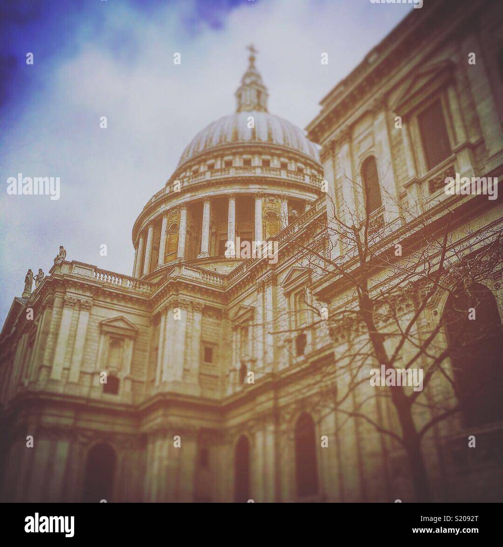 Bild von St. Paul's Cathedral in London vom Boden aus ansehen Stockfoto