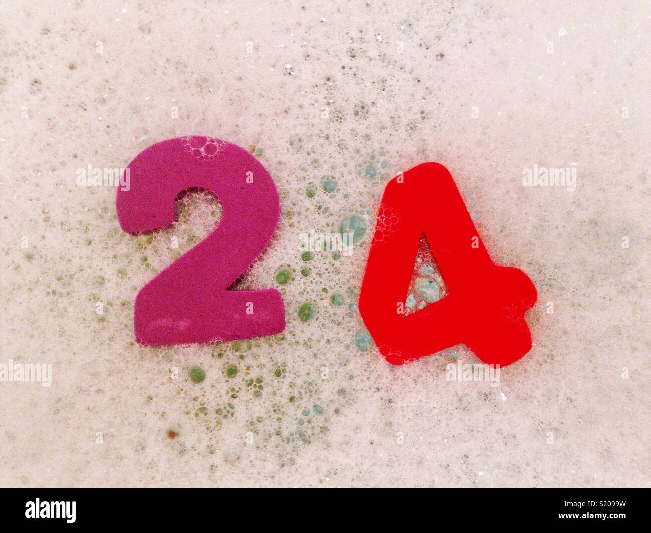 Schaum zahlen Schwimmend auf ein. Ate voller Blasen. Stockfoto