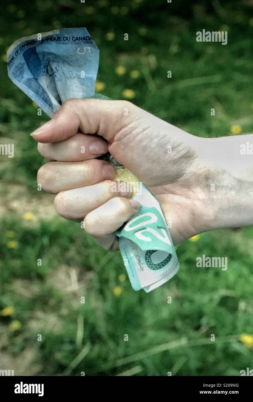 Geld in die Hand... - Smartphone-aufgenommenes Stockfoto