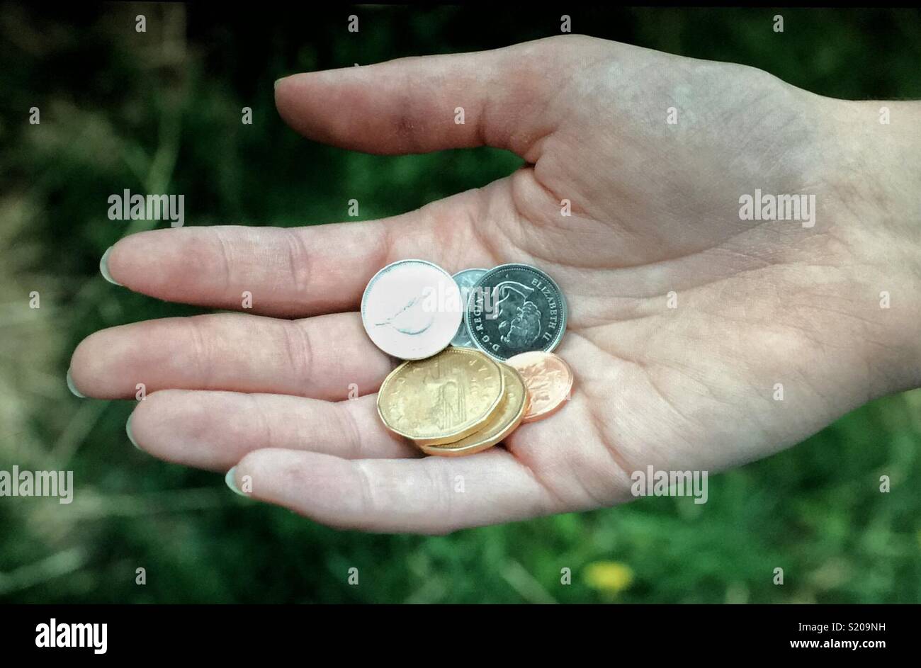 Geld in die Hand... - Smartphone-aufgenommenes Stockfoto