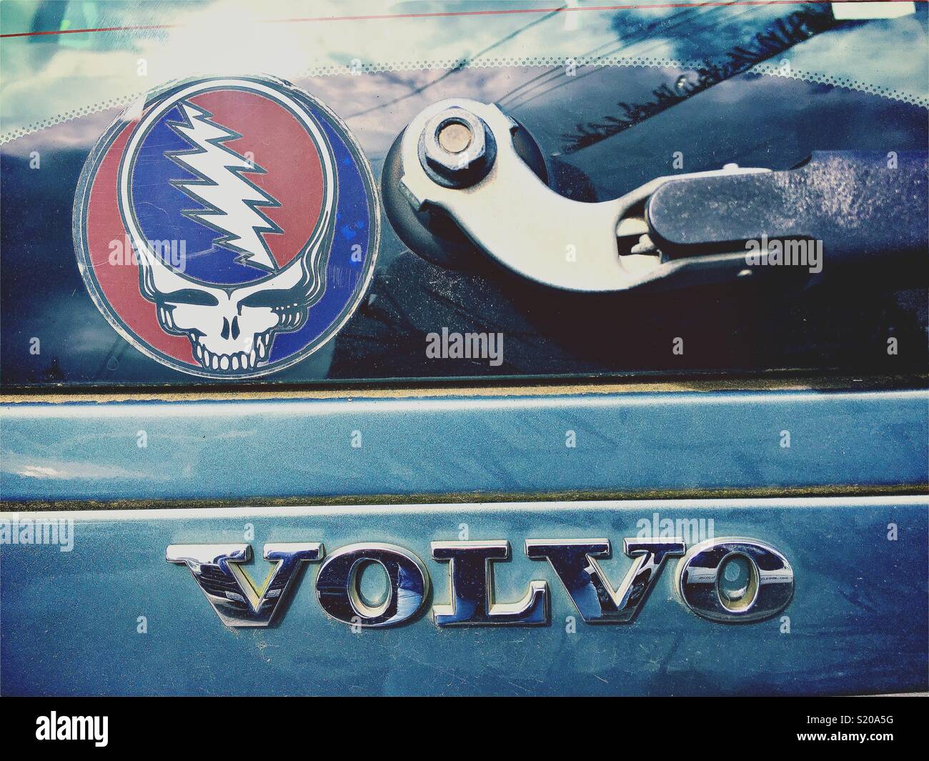 Grateful Dead Aufkleber auf der Rückseite Fenster eines Volvo Stockfoto