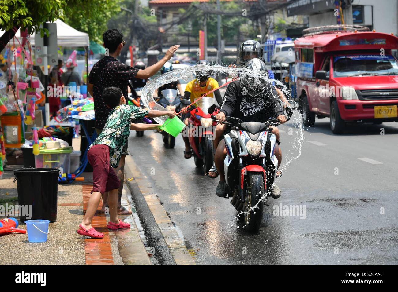 Chiang Mai, Thailand. 13. April 2018. Songkran feiern in Wasser werfen Stockfoto