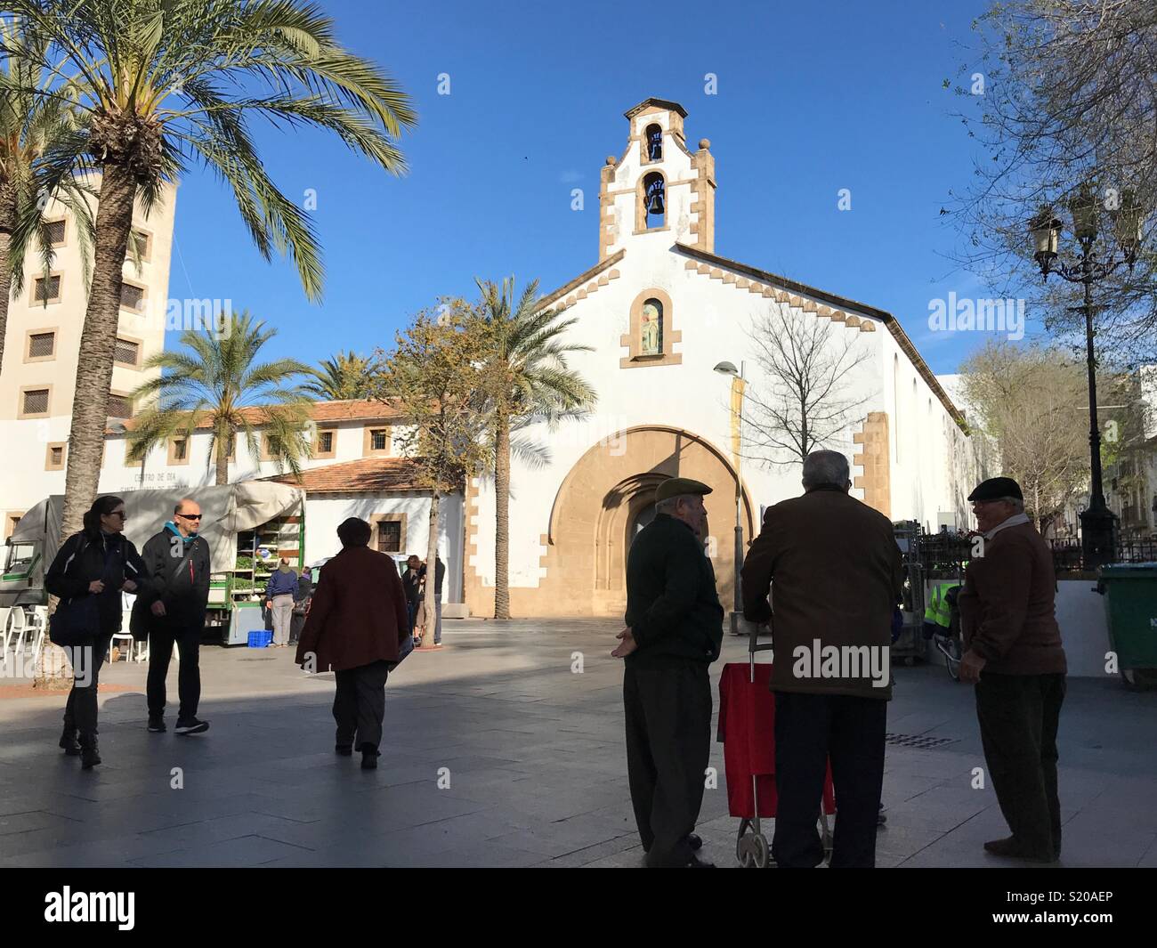 Silhouetted Gruppe der alten Männer, die in einem Platz in der Altstadt von Javea an der Costa Blanca, Spanien Stockfoto