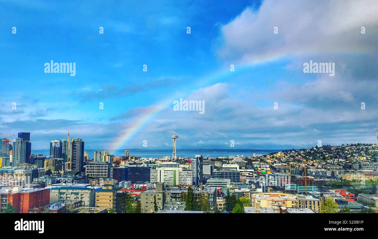 Regenbogen über der Space Needle in Seattle, Washington Stockfoto