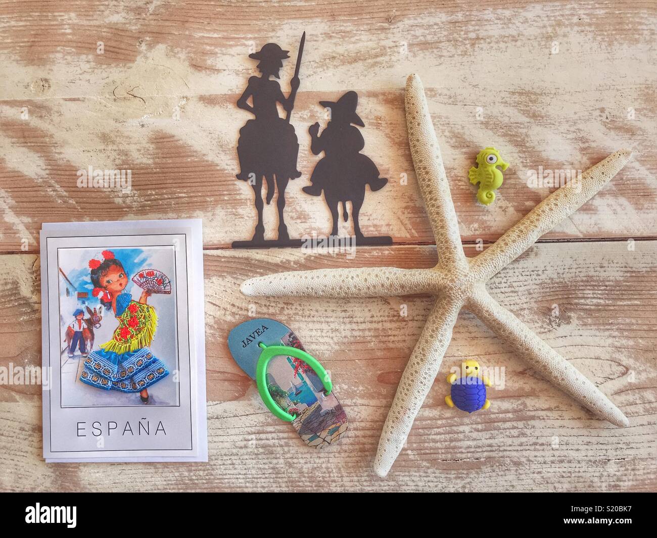 Flatlay Fotografie, Reisen, Spanien. Seesterne, Don Quixote, flipflop Kühlschrank Magnet, Postkarte Stockfoto