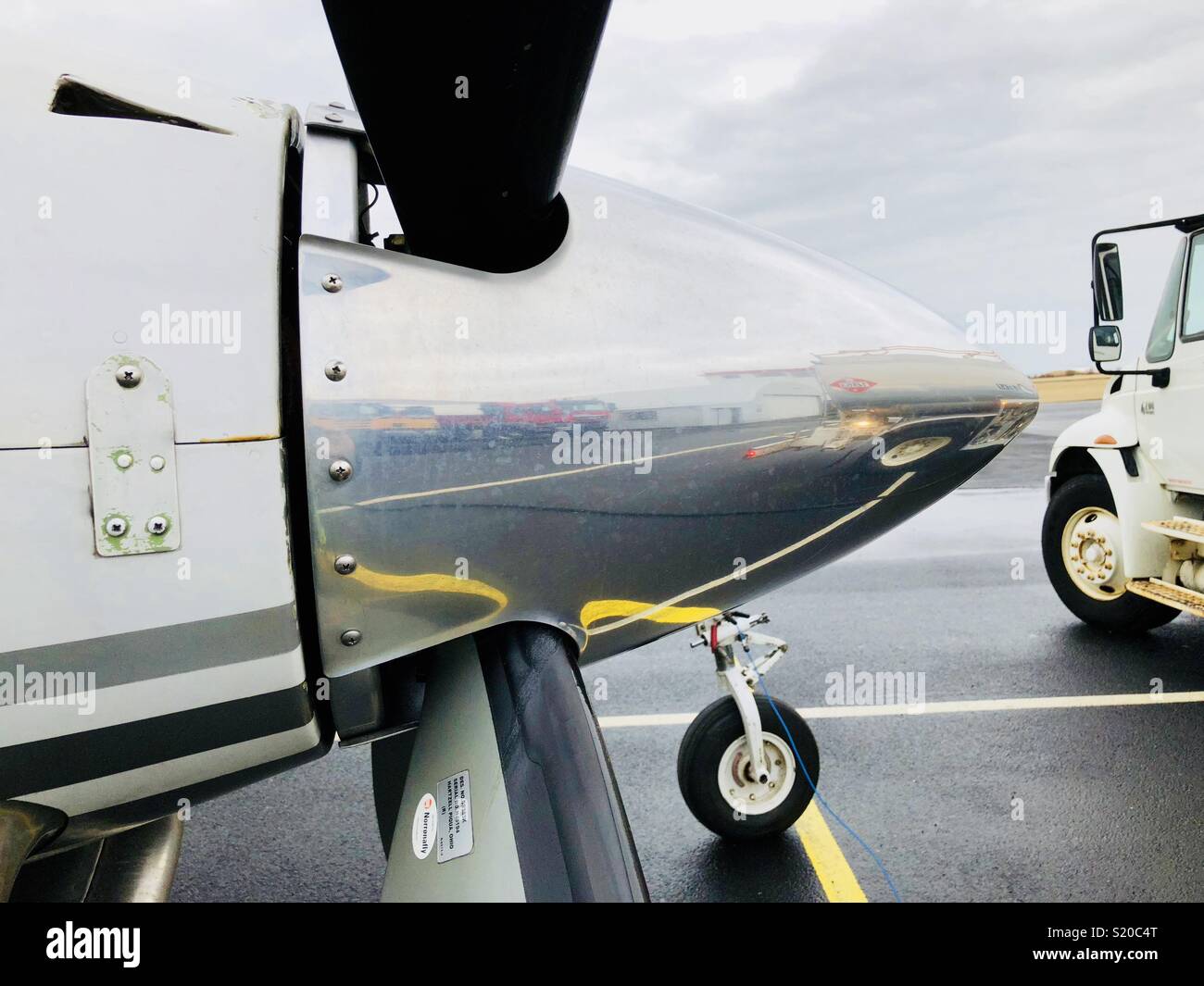 Flugzeug Propeller und ein Lkw Stockfoto