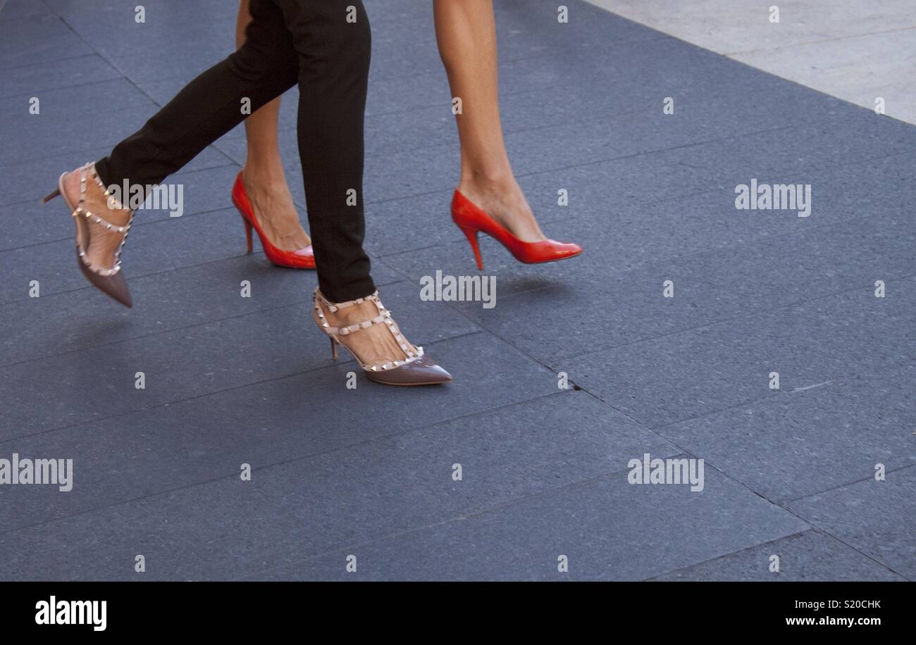 Zwei Frauen gehen in High Heels Stockfoto