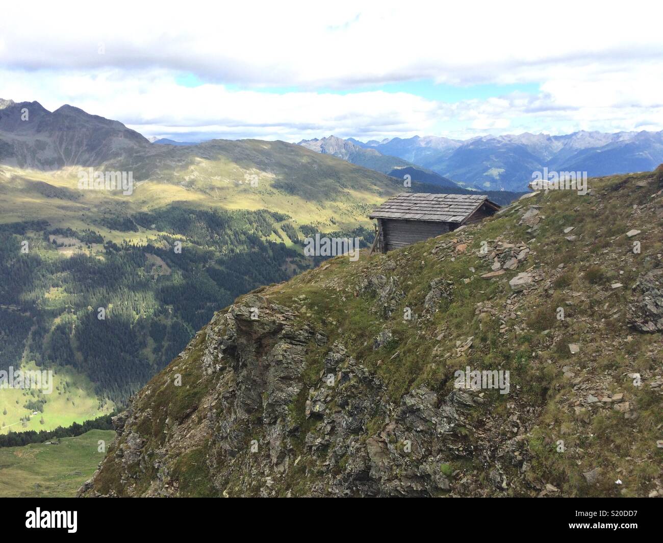 Scheune in die Berge, Österreich. - Smartphone-aufgenommenes Stockfoto
