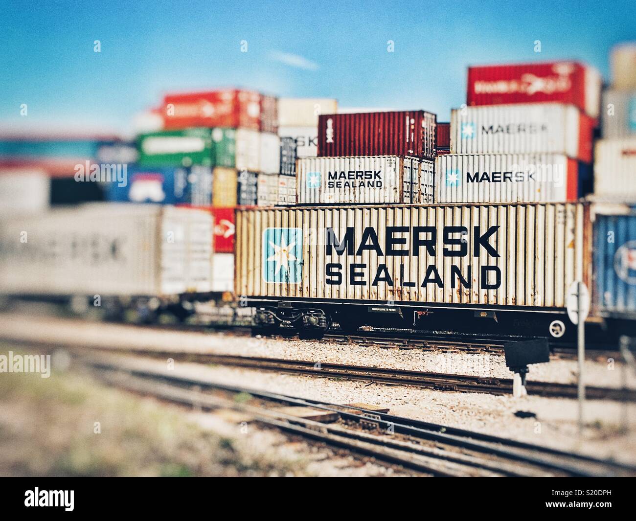 Maersk Sealand transportierten Container aus dem Hafen von Felixstowe mit der Bahn vom Terminal Nord, Suffolk, England. - Smartphone-aufgenommenes Stockfoto