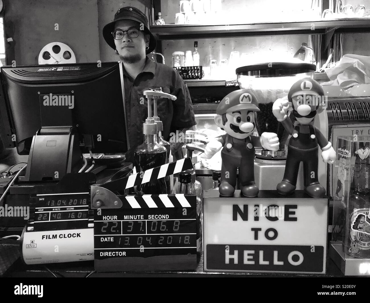 Schwarz-weiß-Bild von einem Server in einem taiwanesischen Restaurant. - Smartphone-aufgenommenes Stockfoto