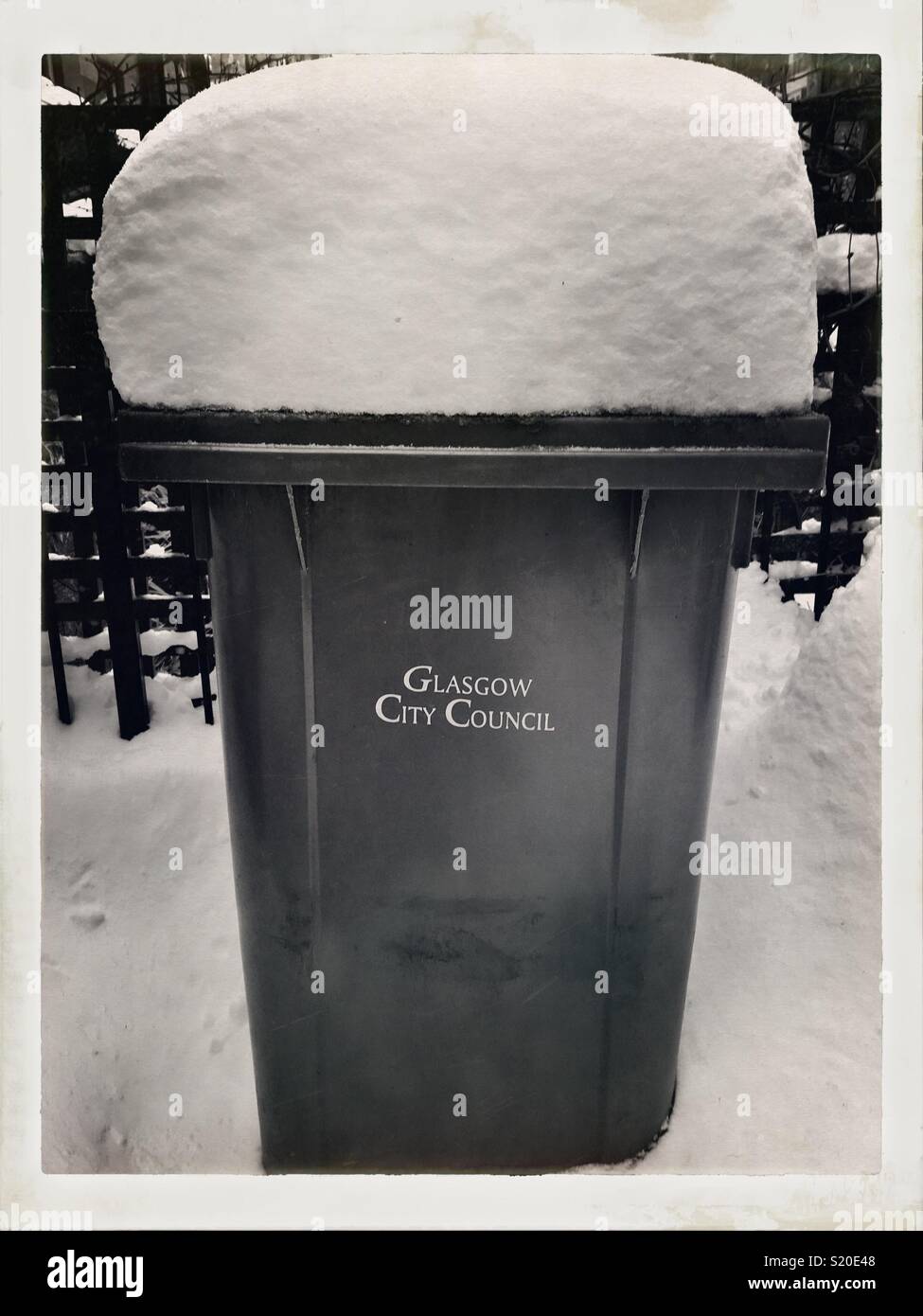 Mülltonne mit riesigen Ansammlungen von Schnee folgenden über nacht Besuch von Das Tier aus dem Osten Stockfoto