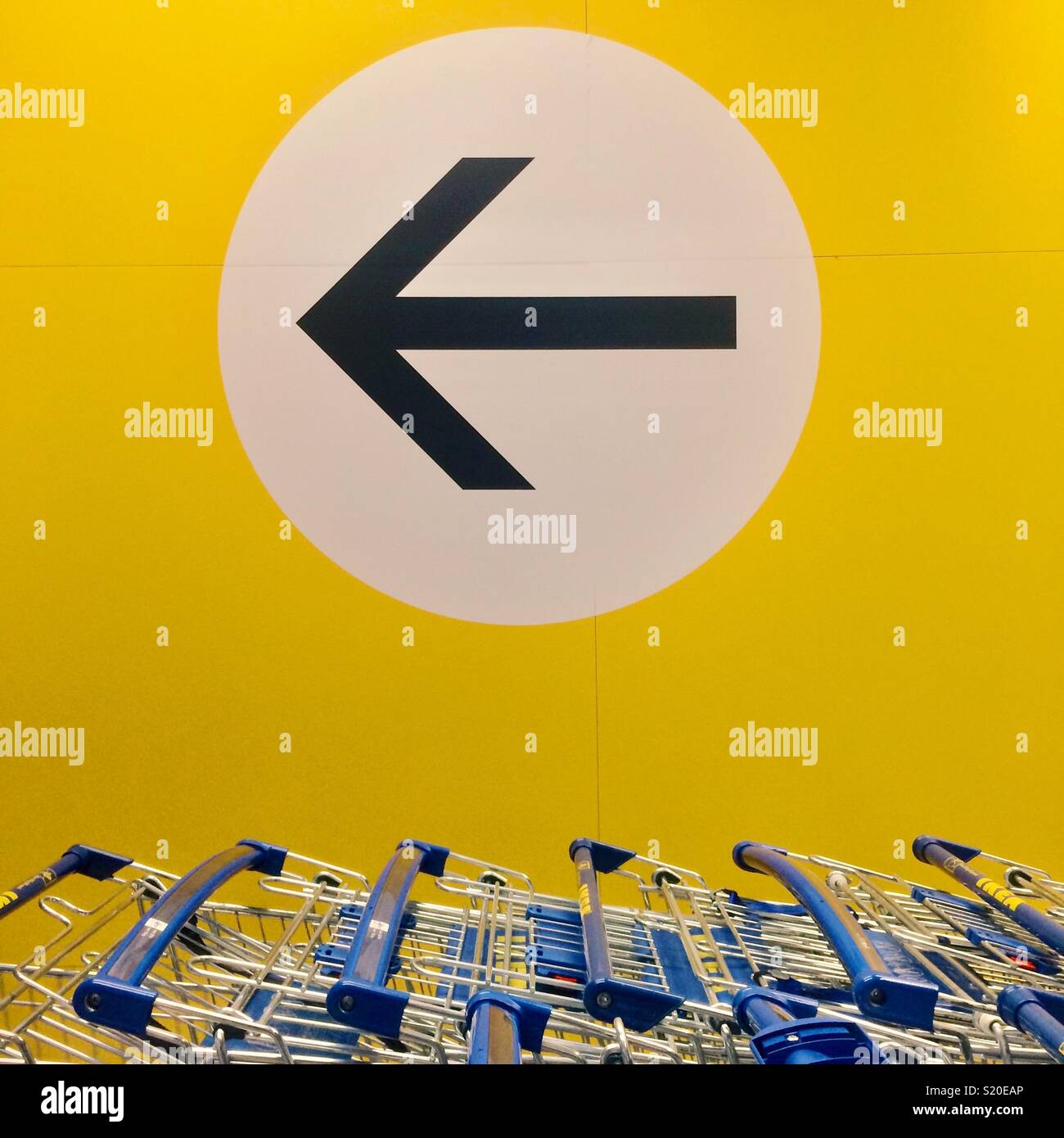 IKEA Einkaufswagen und Pfeil-shopping auf diese Weise Stockfoto