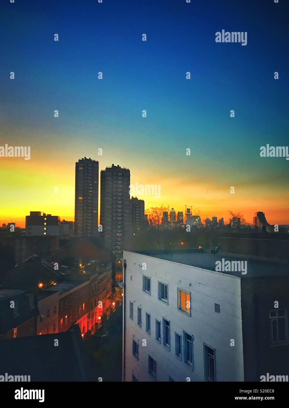 Sonnenaufgang über dem East End von London und Canary Wharf. - Smartphone-aufgenommenes Stockfoto