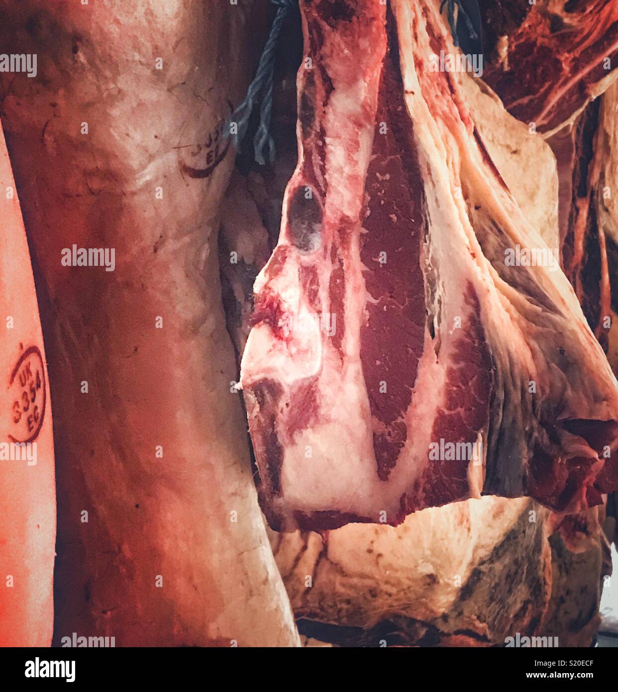 Fleisch hängt oben in einem Salz Zimmer - Smartphone-aufgenommenes Stockfoto