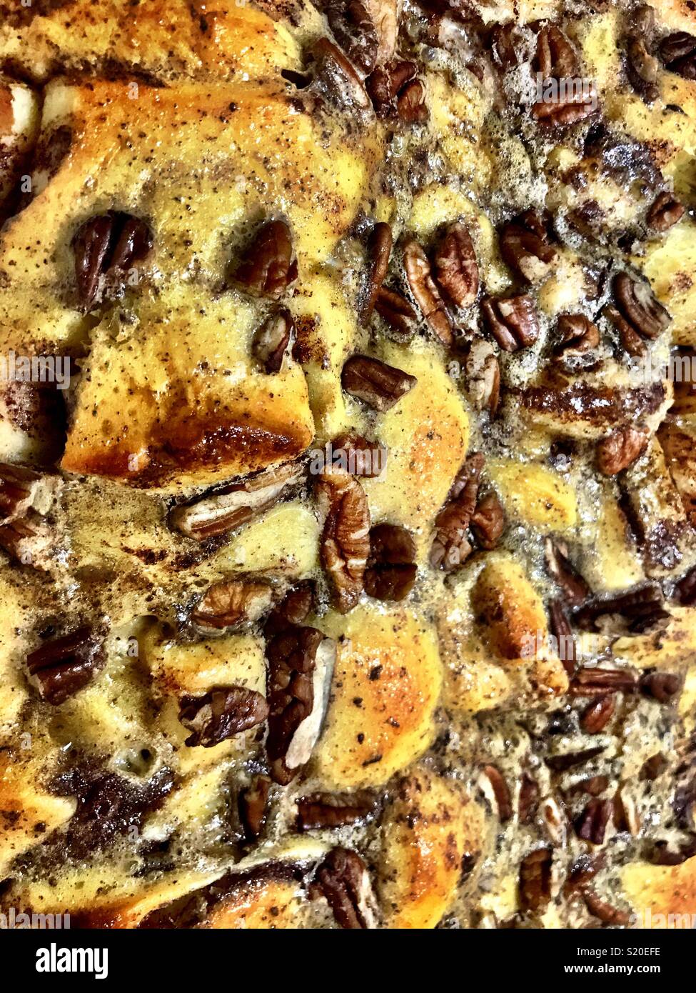 Französisches Brot Cinnamon Roll Kasserolle sitzt Kühlung in der Pfanne. - Smartphone-aufgenommenes Stockfoto
