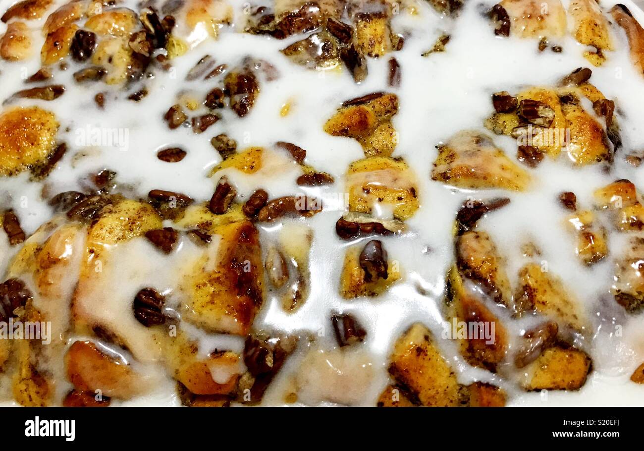 Cinnamon Roll French Toast ist vereist nach Abkühlung. - Smartphone-aufgenommenes Stockfoto