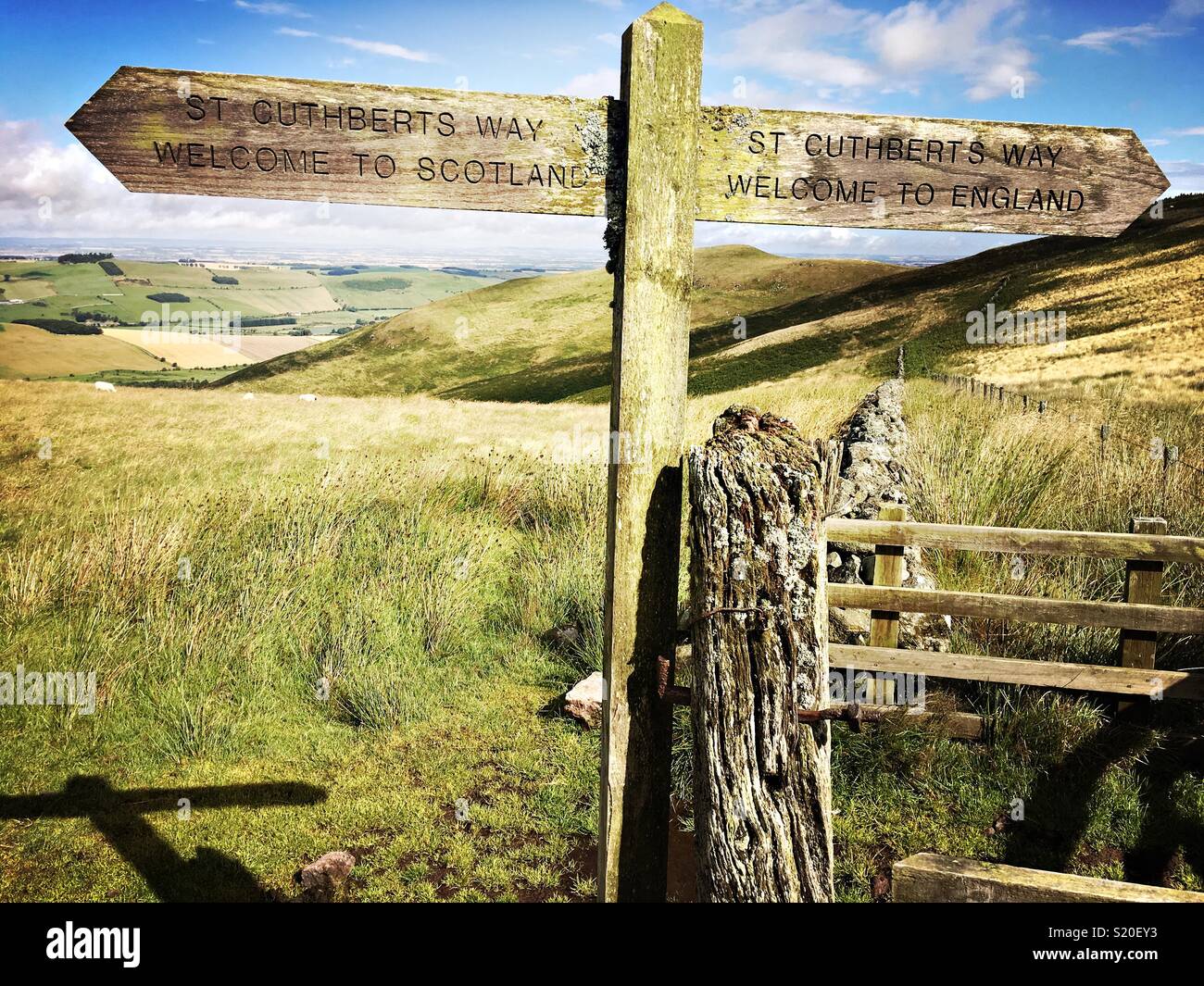 Post markiert die Grenze zwischen Schottland und England entlang St Cuthberts Weg Stockfoto