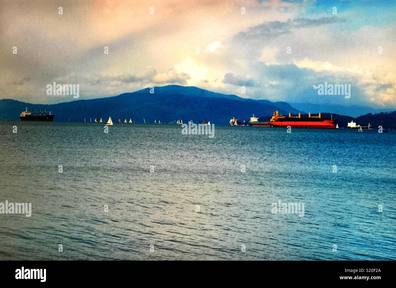 Großes Schiff und kleine Segelboote - Smartphone-aufgenommenes Stockfoto