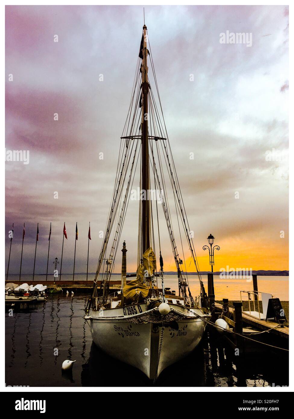 Ein Segelboot vertäut am Gardasee in Italien Stockfoto