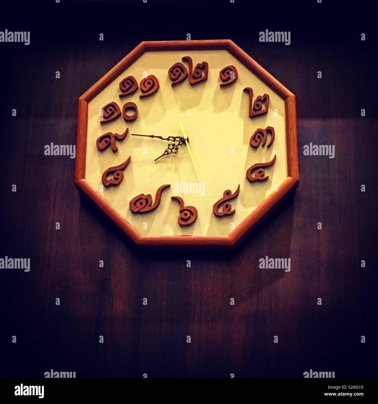 Thai Uhr mit Thai zahlen Stockfotografie - Alamy