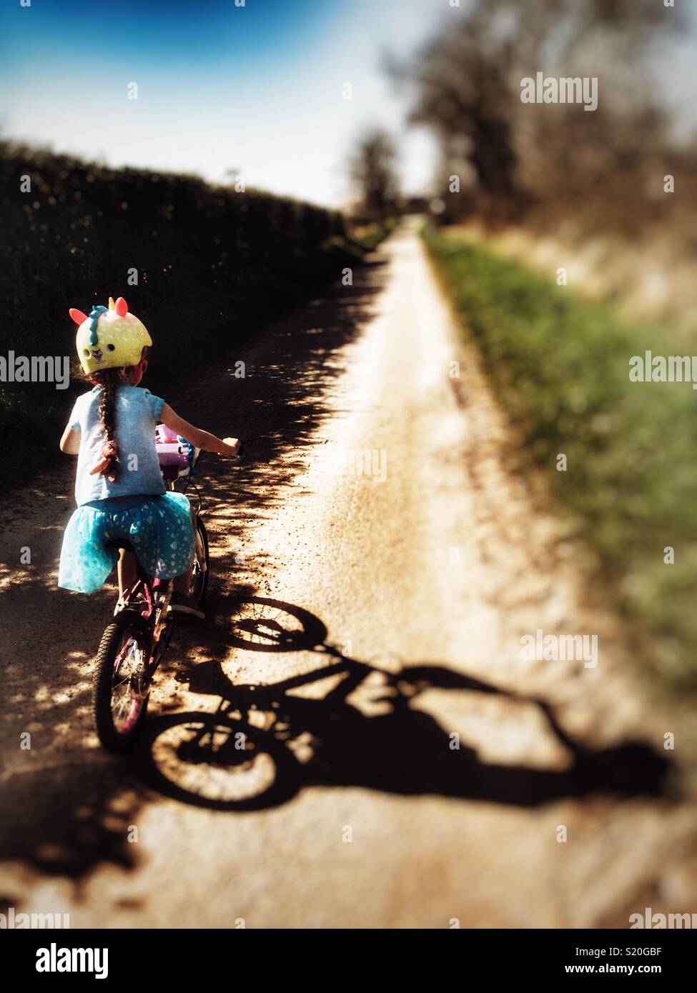 Radfahren an einem Feldweg, Bawdsey, Suffolk, England. - Smartphone-aufgenommenes Stockfoto